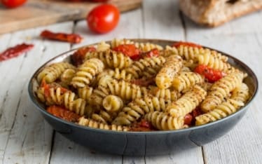 Fusilli ai pomodorini, capperi e briciole croccanti