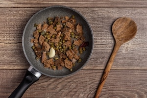 Preparazione Fusilli ai pomodorini, capperi e briciole croccanti - Fase 1