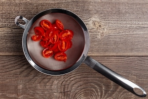 Preparazione Fusilli ai pomodorini, capperi e briciole croccanti - Fase 1