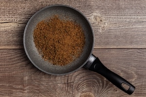 Preparazione Fusilli ai pomodorini, capperi e briciole croccanti - Fase 2