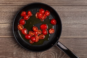 Preparazione Fusilli ai pomodorini, capperi e briciole croccanti - Fase 2