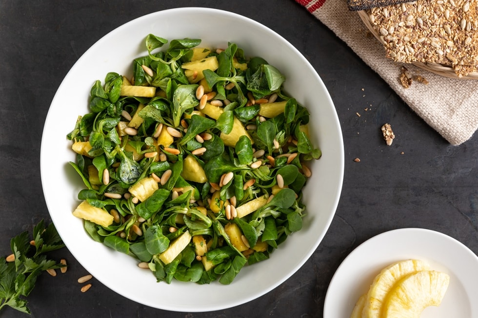 Insalata di ananas, valerianella e pinoli ricetta