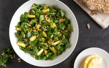 Insalata di ananas, valerianella e pinoli