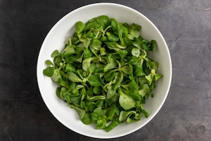 Preparazione Insalata di ananas, valerianella e pinoli - Fase 1