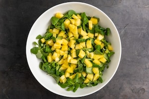 Preparazione Insalata di ananas, valerianella e pinoli - Fase 1