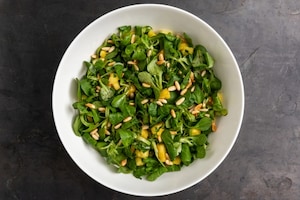 Preparazione Insalata di ananas, valerianella e pinoli - Fase 3