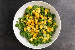 Preparazione Insalata di ananas, valerianella e pinoli - Fase 2