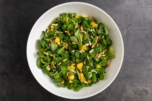 Preparazione Insalata di ananas, valerianella e pinoli - Fase 2