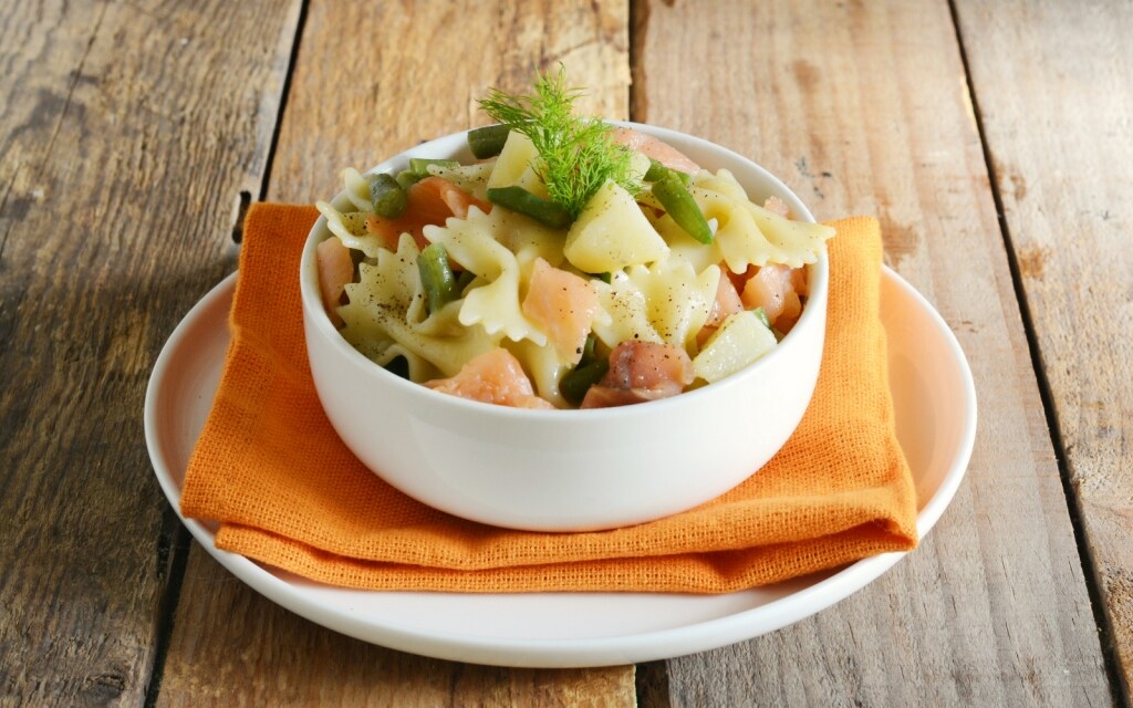 Insalata di farfalle alla trota affumicata