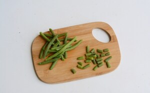 Preparazione Insalata di farfalle alla trota affumicata - Fase 1