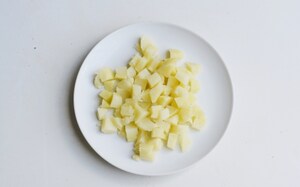 Preparazione Insalata di farfalle alla trota affumicata - Fase 1