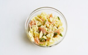 Preparazione Insalata di farfalle alla trota affumicata - Fase 3