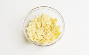 Preparazione Insalata di farfalle alla trota affumicata - Fase 2