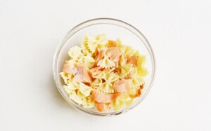 Preparazione Insalata di farfalle alla trota affumicata - Fase 2