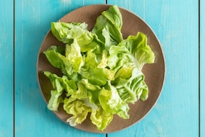 Preparazione Insalata di lattuga e ananas - Fase 1