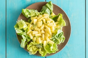 Preparazione Insalata di lattuga e ananas - Fase 1