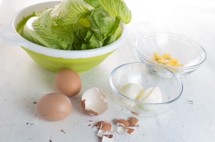 Preparazione Insalata di lattuga, groviera, uova e avocado - Fase 1 Preparazione Insalata di lattuga, groviera, uova e avocado - Fase 1