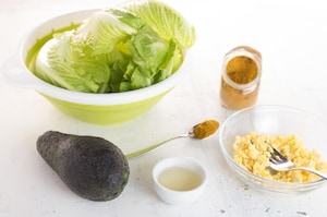 Preparazione Insalata di lattuga, groviera, uova e avocado - Fase 1