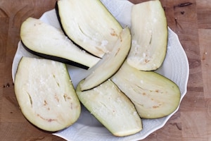 Preparazione Insalata di melanzane alla menta - Fase 1