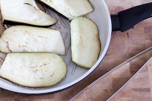 Preparazione Insalata di melanzane alla menta - Fase 1