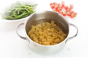 Preparazione Insalata di mezzi rigatoni al tonno e fagiolini - Fase 1