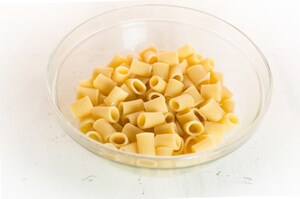 Preparazione Insalata di mezzi rigatoni al tonno e fagiolini - Fase 1