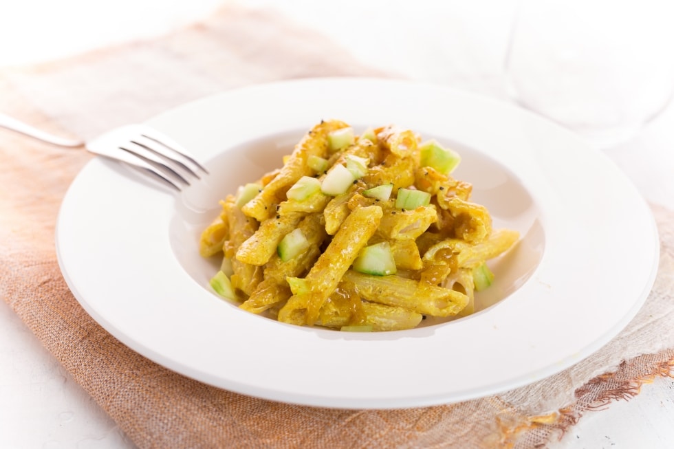 Penne in insalata al curry ricetta