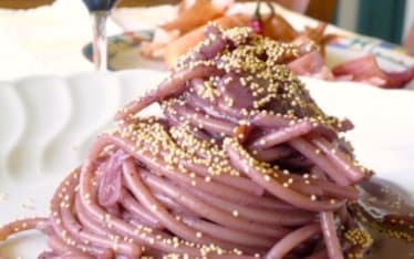 Spaghetti all'aglianico con semi d'amaranto