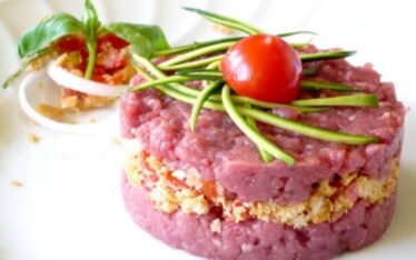 Sandwich di cavallo con panzanella di cipolla di Tropea e zucchine