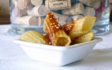 Penne fritte con paprika, ketchup e semi di senape gialla