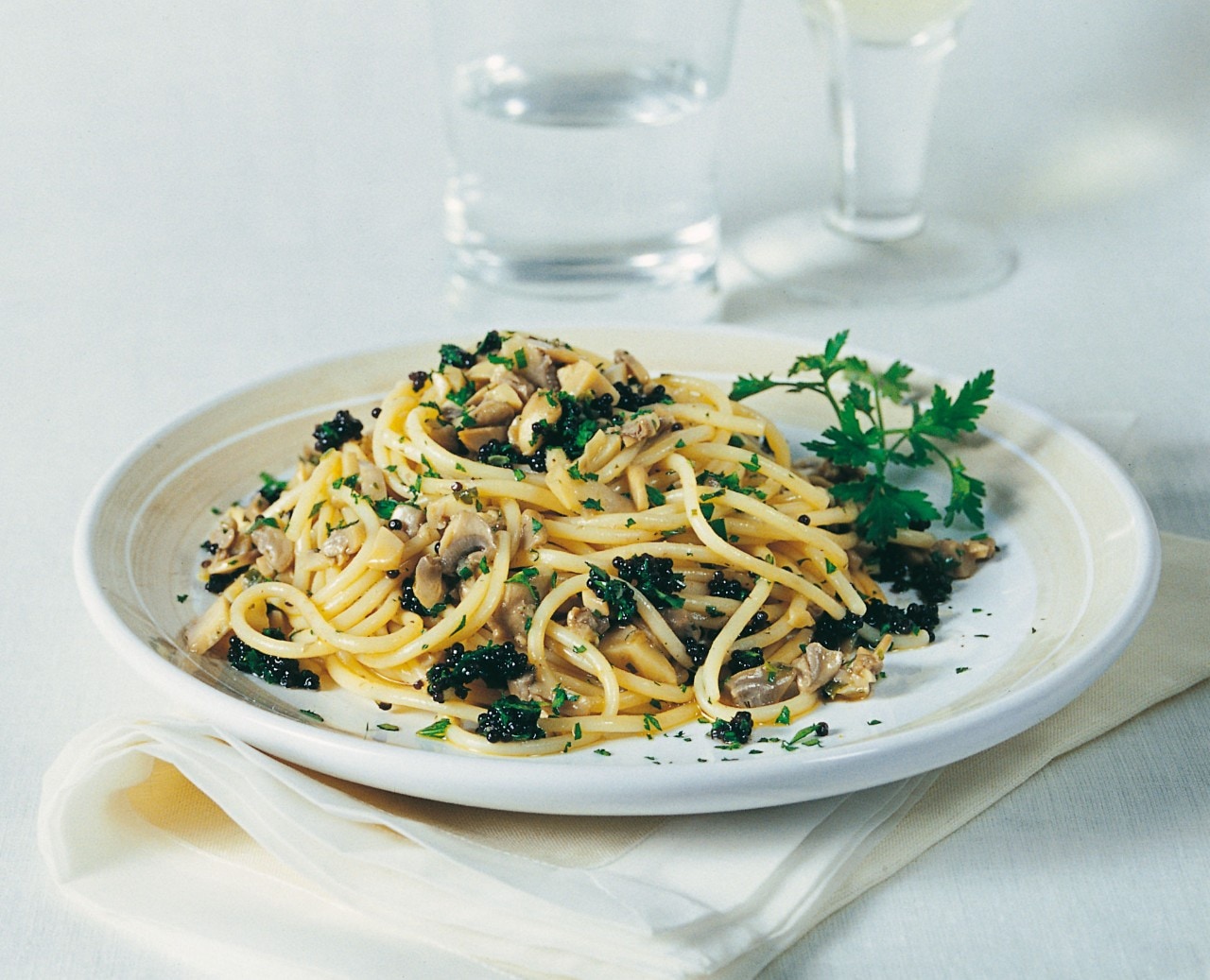 Spaghetti ai funghi e caviale ricetta