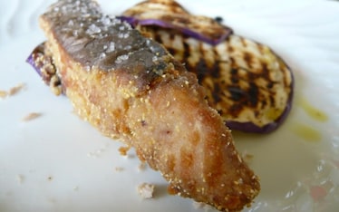 Tonnetto in crosta di mais e sale, con melanzane