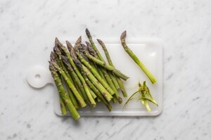 Preparazione Asparagi in camicia - Fase 1