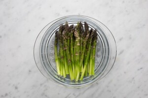 Preparazione Asparagi in camicia - Fase 1