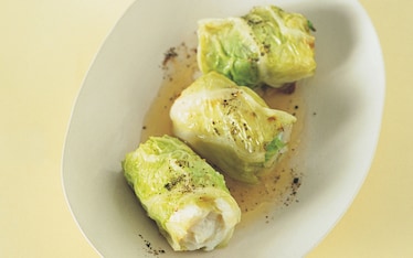 Branzino in foglia di verza con salsa al vino rosso