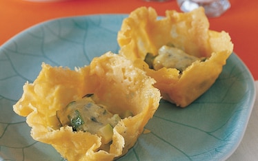 Cestelli di parmigiano con crema d'uova, zucchine e roquefort
