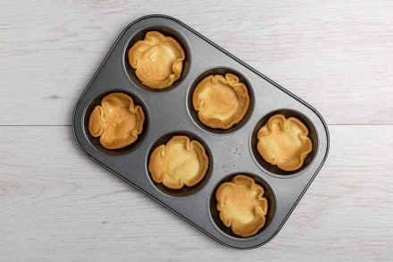 Preparazione Cestini di pasta brisée ripieni con crema al Grana Padano DOP - Fase 3 Preparazione Cestini di pasta brisée ripieni con crema al Grana Padano DOP - Fase 3