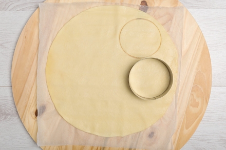 Preparazione Cestini di pasta brisée ripieni con crema al Grana Padano DOP - Fase 1 Preparazione Cestini di pasta brisée ripieni con crema al Grana Padano DOP - Fase 1