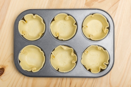 Preparazione Cestini di pasta brisée ripieni con crema al Grana Padano DOP - Fase 1 Preparazione Cestini di pasta brisée ripieni con crema al Grana Padano DOP - Fase 1
