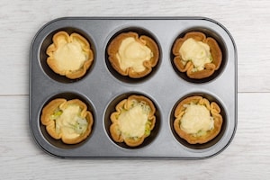 Preparazione Cestini di pasta brisée ripieni con crema al Grana Padano DOP - Fase 4