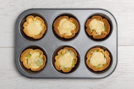 Preparazione Cestini di pasta brisée ripieni con crema al Grana Padano DOP - Fase 4 Preparazione Cestini di pasta brisée ripieni con crema al Grana Padano DOP - Fase 4