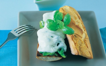 Crostoni di baguette con caciotta e lattuga