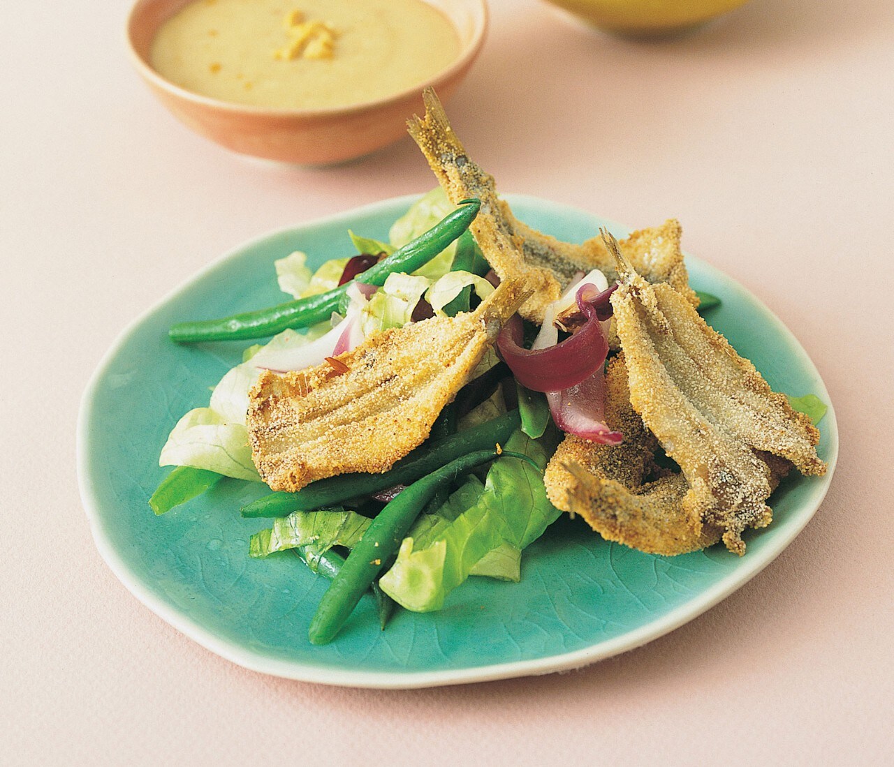 Fritto di alici, insalata di fagiolini, salsa di rafano e soia ricetta