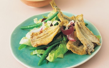 Fritto di alici, insalata di fagiolini, salsa di rafano e soia