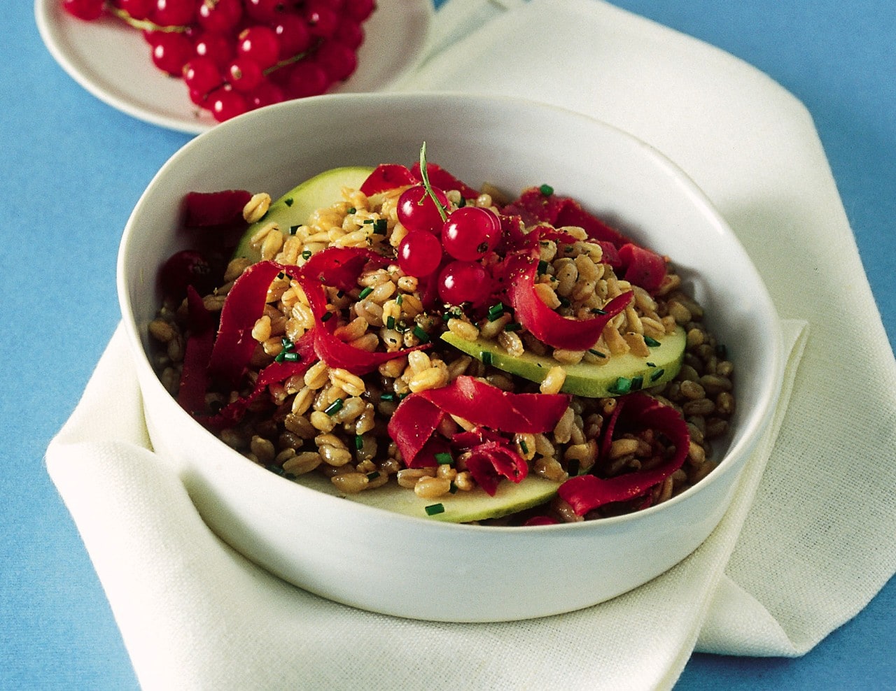 Insalata di farro con manzo affumicato, mele e ribes ricetta