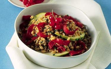 Insalata di farro con manzo affumicato, mele e ribes