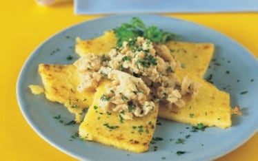 Nasello al latte con cipolle e crostoni di polenta