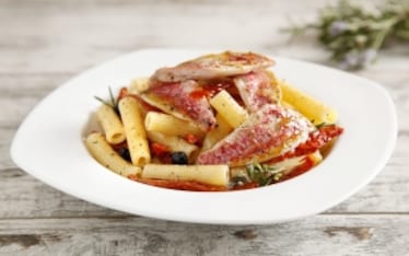 Pasta con triglie e pomodori secchi