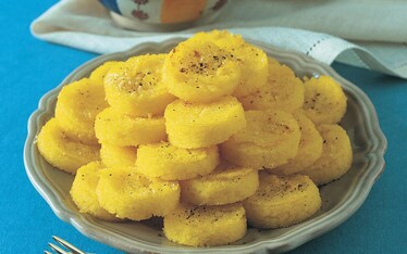 Piramide di polenta alla crema di baccalà