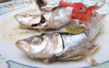 Sarde al pomodoro e aromi